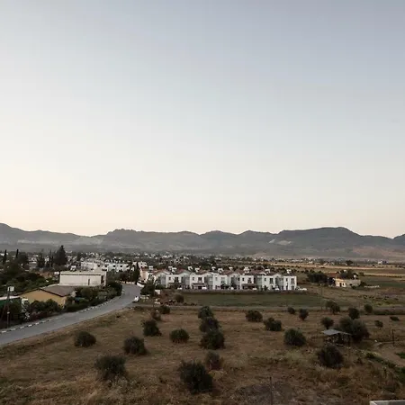 Deniz Airport Апартаменти *